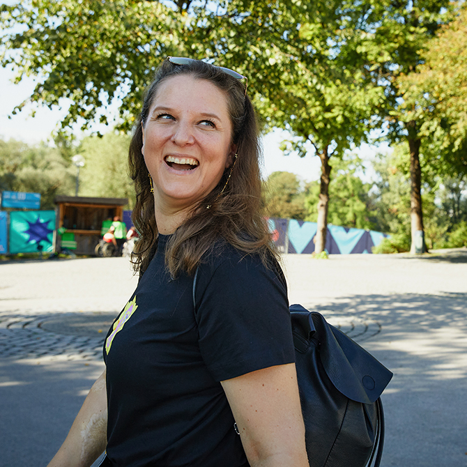 Porträtfoto: Daniela Maier läuft über einen Platz und lacht.