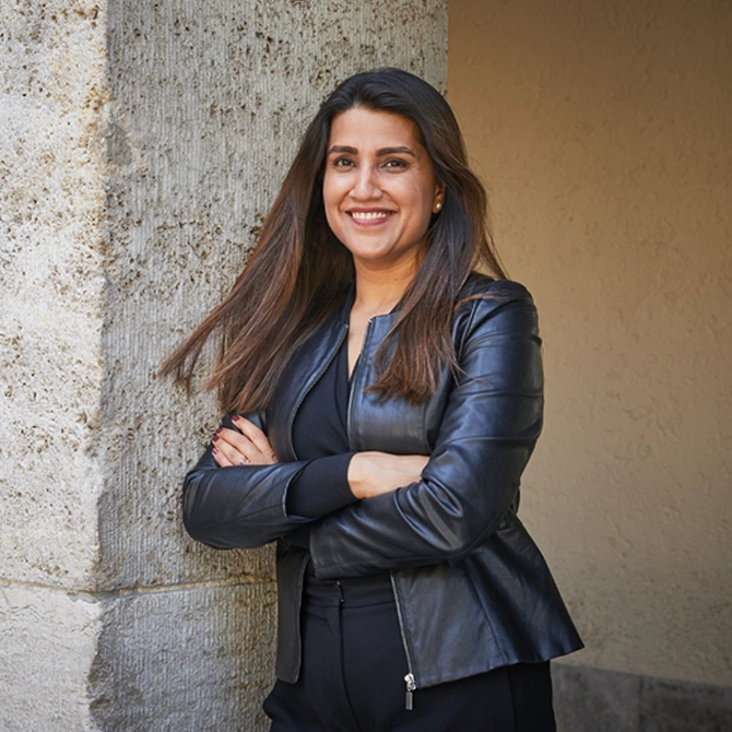 Porträt einer Frau, die lächelt.