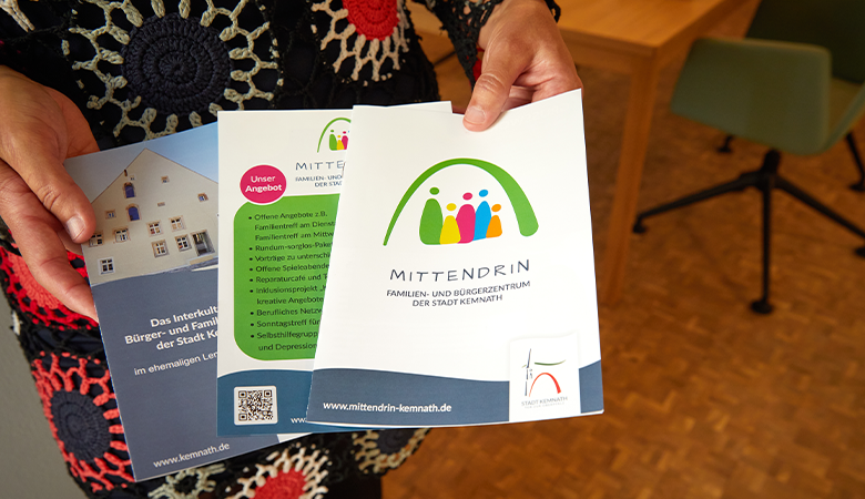 Hände halten die Broschüre "Mittendrin Familien- und Bürgerzentrum der Stadt Kemnath".  