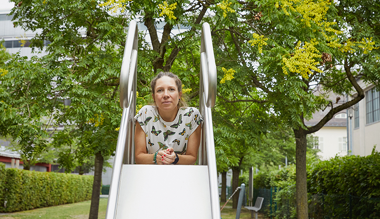 Christina Ramgraber an einer Kinderrutsche
