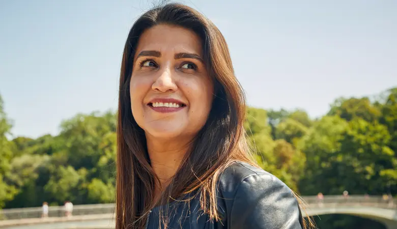 Porträt eine Frau, die lächelnd zur Seite schaut. 