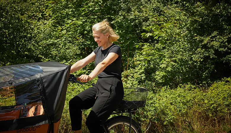 Frau auf einem Lastenfahrrad. 