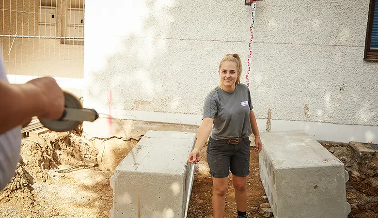 Junge Frau auf Baustelle 