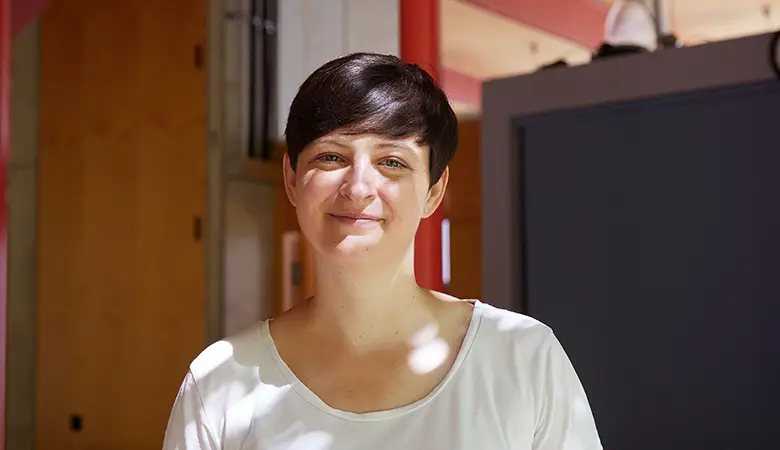 Frau lächelt in Kamera