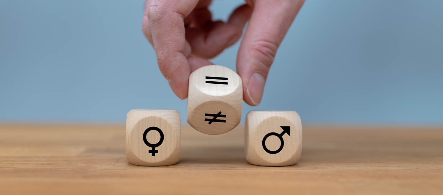 Symbolfoto: Zwischen zwei Würfel mit dem Symbol für Frauen bzw. für Männer stellt einen weiteren Würfel mit einem „Gleich“-Zeichen.