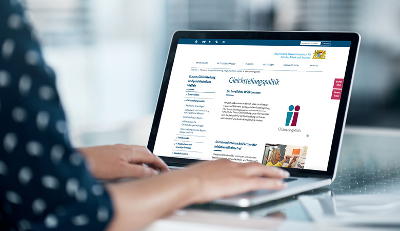 Eine Frau sitzt vor einem Notebook. Sie hat die Unterseite Gleichstellungspolitik der Website des Sozialministeriums aufgerufen.