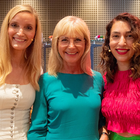 Gruppenfoto: Ulrike Scharf mit Tijen Onara und Amelie Diana