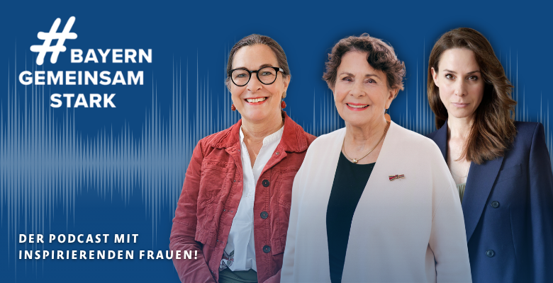 Podcast Bayern Gemeinsam Stark - Der Podcast mit inspirierenden Frauen! Drei Sprecherinnen vor blauem Hintergrund v.l.n.r. Verlegerin Dr. Elisabeth Sandmann, Finanzexpertin Helma Sick, Journalistin und Autorin Natalie Amiri