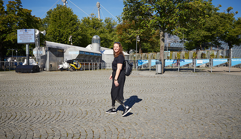 Daniela Maier läuft über einen Platz.