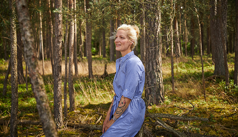 Ines Schilling läuft durch einen Wald.
