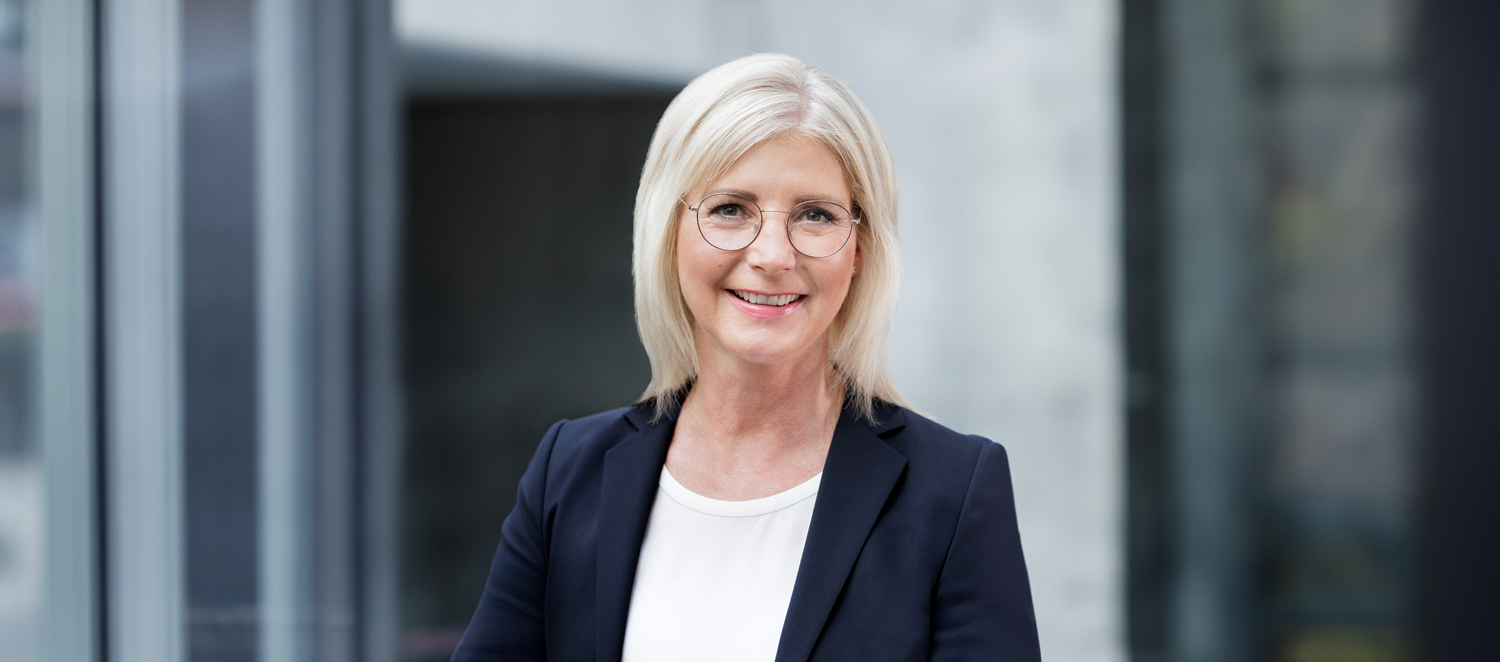 Portraitbild von Frau Staatsministerin Ulrike Scharf