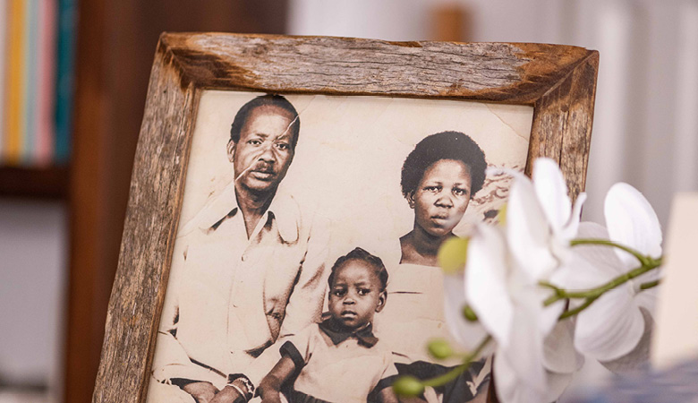 Familienfoto: Vater, Mutter und ein kleines Mädchen.