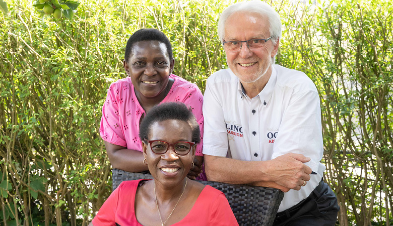 Porträtfoto: Dr. Jane Ayeko-Kümmeth, ihre Freundin Rose Bukirwa und ihr Mann Wolfgang Kümmeth.