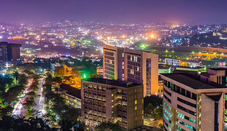 Ein Blick auf Kampala, Ugandas Hauptstadt, bei Nacht.