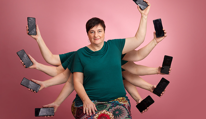 Fotomontage: Anja Preuster hat 10 Arme. In jeder Hand hält sie ein Mobiltelefon.