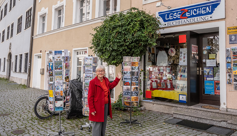 Elisabeth Brock steht in der Kemptener Altstadt vor einer Buchhandlung.