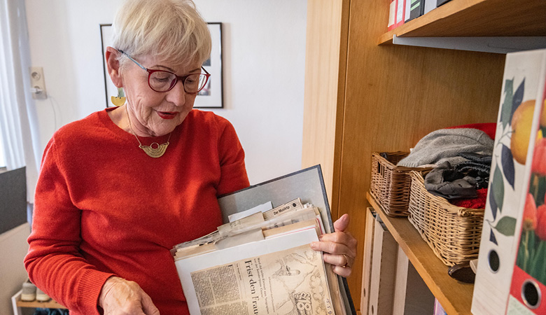 Elisabeth Brock in ihrem Arbeitszimmer. Sie blättert in einem dicken Ordner.