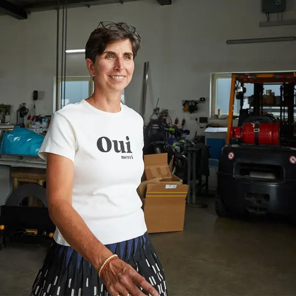 Eine Frau läuft durch eine Werkstatt. 