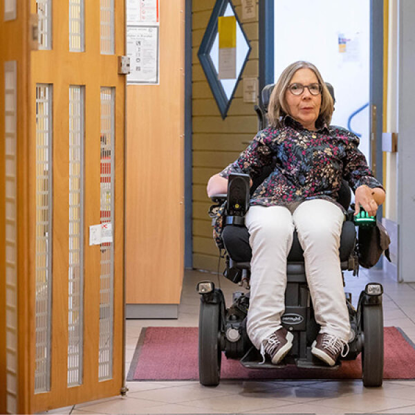 Wiebke Richter fährt durch den Flur des Phönix e. V.