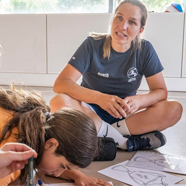 Julia Harms wendet sich fragend den Mädchen zu.