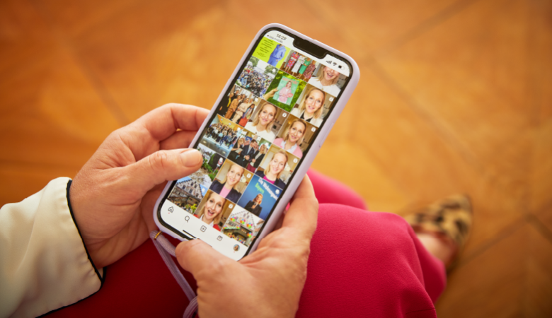 Ein Smartphone. Darauf das Instagram Profil von Claudia Alfons. 