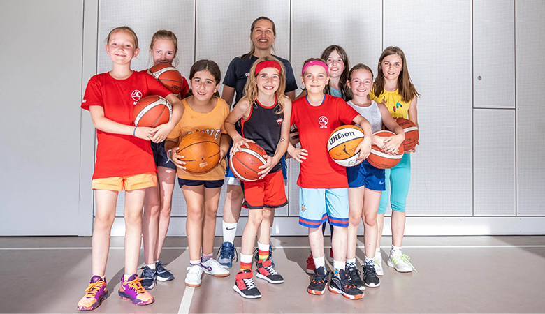 Gruppenfoto: Julia Harms und das U10-Team in der Sporthalle. 