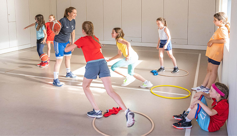 Auf dem Spielfeld: Julia Harms leitet ein Bewegungsspiel der U10-Mädchen.