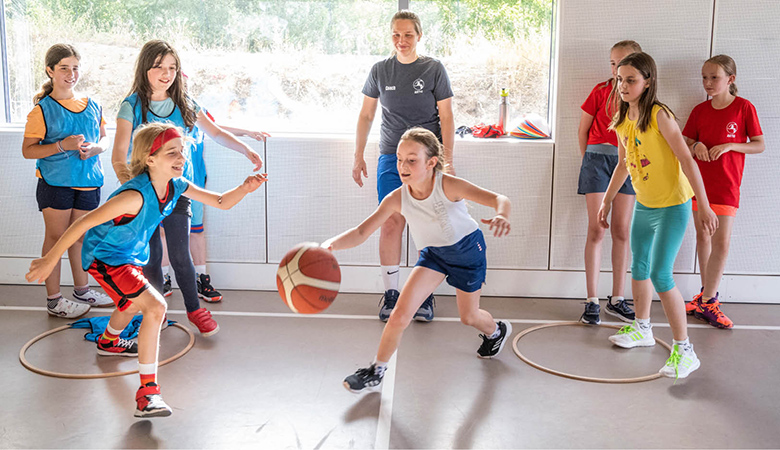 Julia Harms leitet die U10-Mädchen bei einem Bewegungsspiel an.