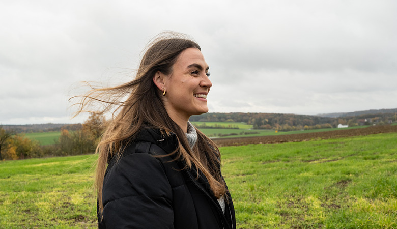 Lisa-Marie Schmitt im Hügelland ihrer Heimatgemeinde Üchtelhausen.