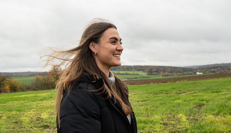 Lisa-Marie Schmitt im Hügelland ihrer Heimatgemeinde Üchtelhausen. 