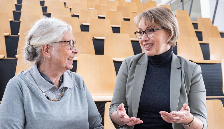 Marianne Schweinesbein und Karin Stempfhuber im Gespräch.