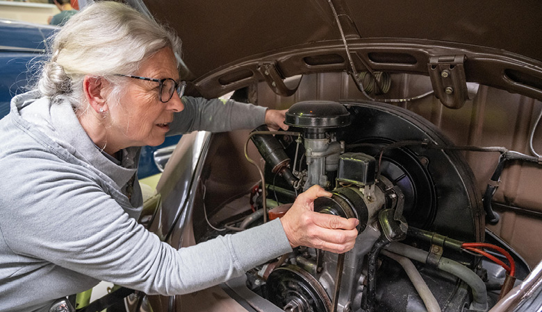 Sie bewegt die Keilriemenscheibe, um zu prüfen, ob sich der Motor noch dreht. 