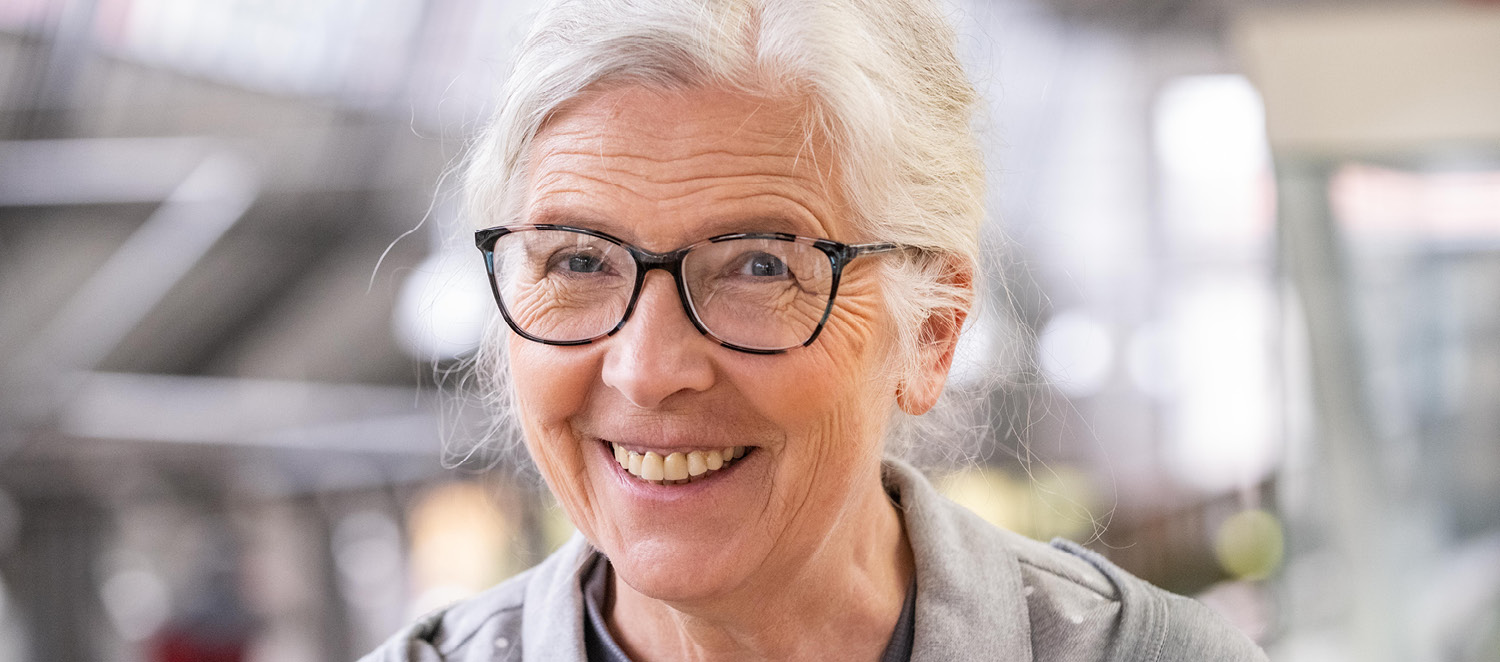 Porträtfoto: Marianne Schweinesbein. Sie trägt eine dunkle Brille und die langen weißen Haare hochgesteckt. 