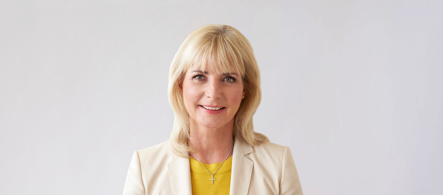 Porträtfoto: Staatsministerin Ulrike Scharf. 