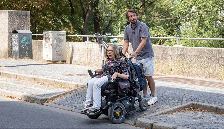 Ihr Assistent hilft Wiebke Richter beim Überqueren einer Straße.