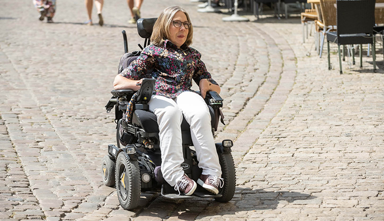 In der Regensburger Altstadt: Wiebke Richter fährt im Elektro-Rollstuhl über Kopfsteinpflaster.