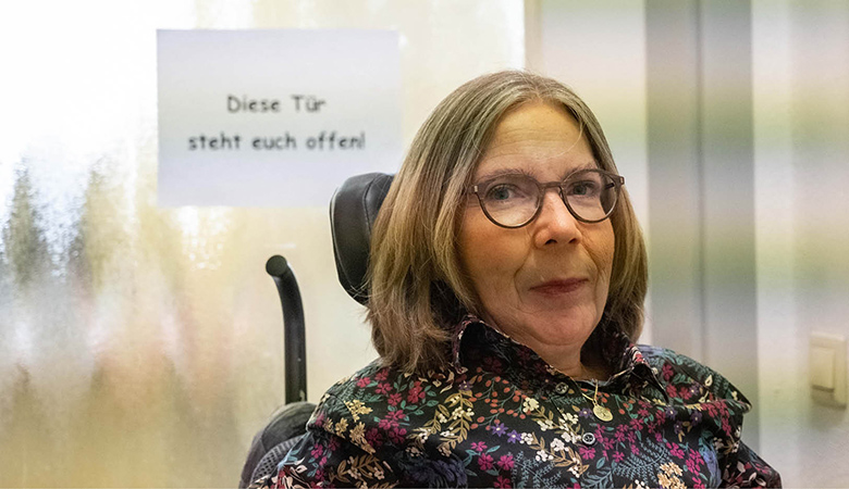 Porträtfoto: Wiebke Richter schaut entspannt in die Kamera.