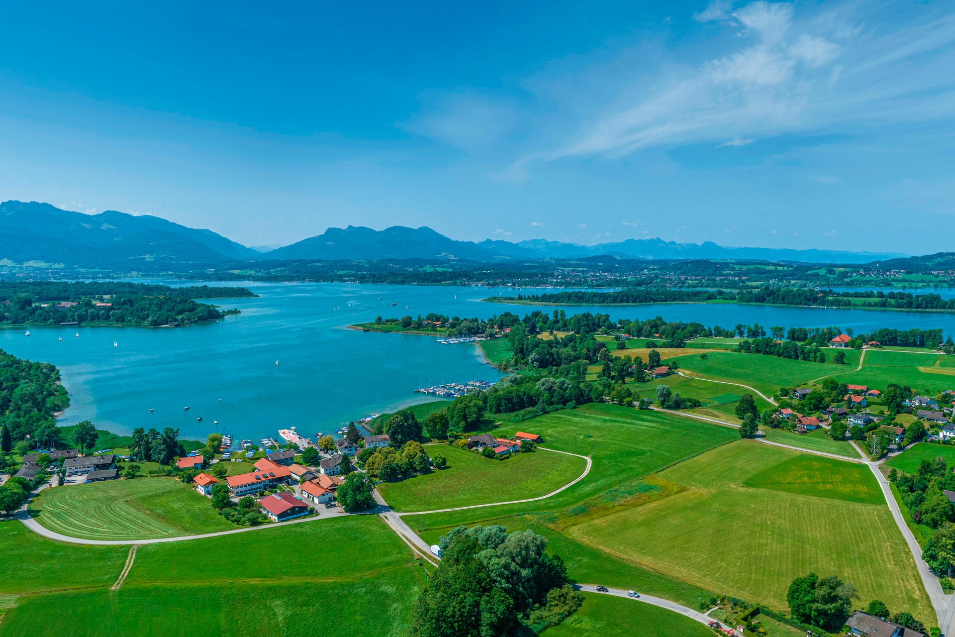 Luftaufnahme von der Landschaft bei Breitbrunn am Chiemsee.