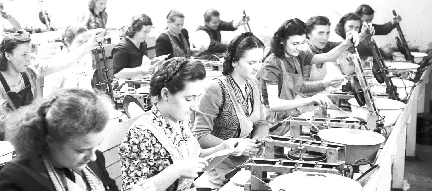 Arbeiterinnen in einer Fabrik 