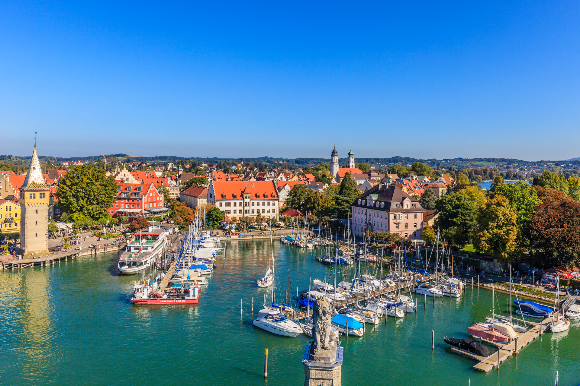 Stadtansicht von Lindau mit Hafen.