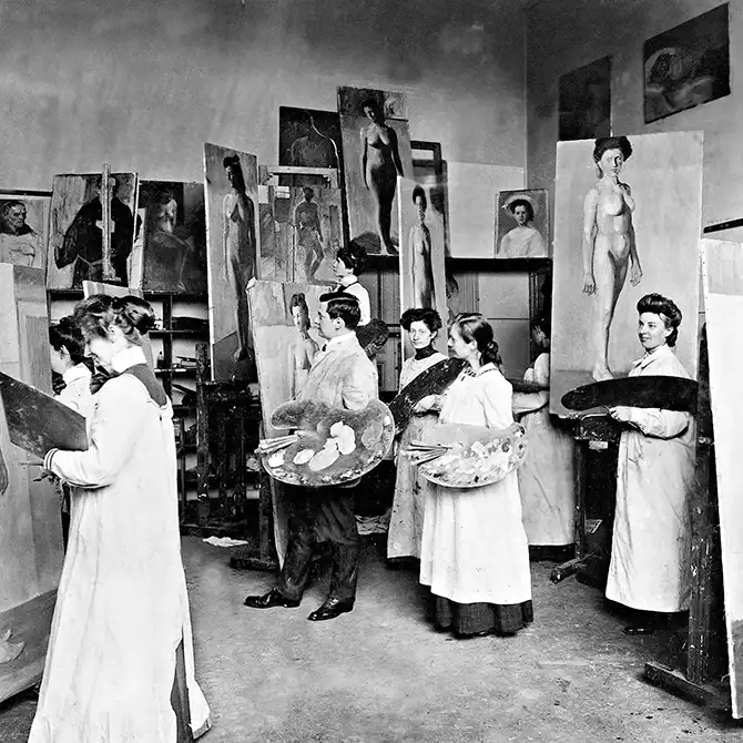 Studentinnen des Malunterrichts bei der Arbeit an der Bayerischen Akademie der Schönen Künste in München.