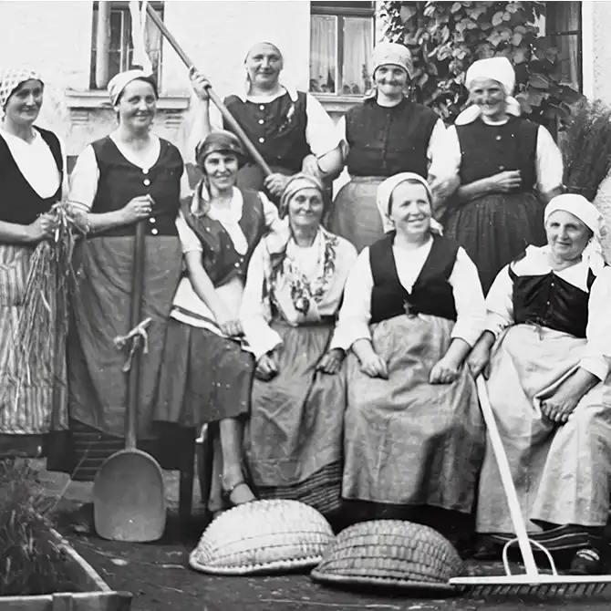 Eine Gruppe von Bäuerinnen um die Jahrhundertwende.