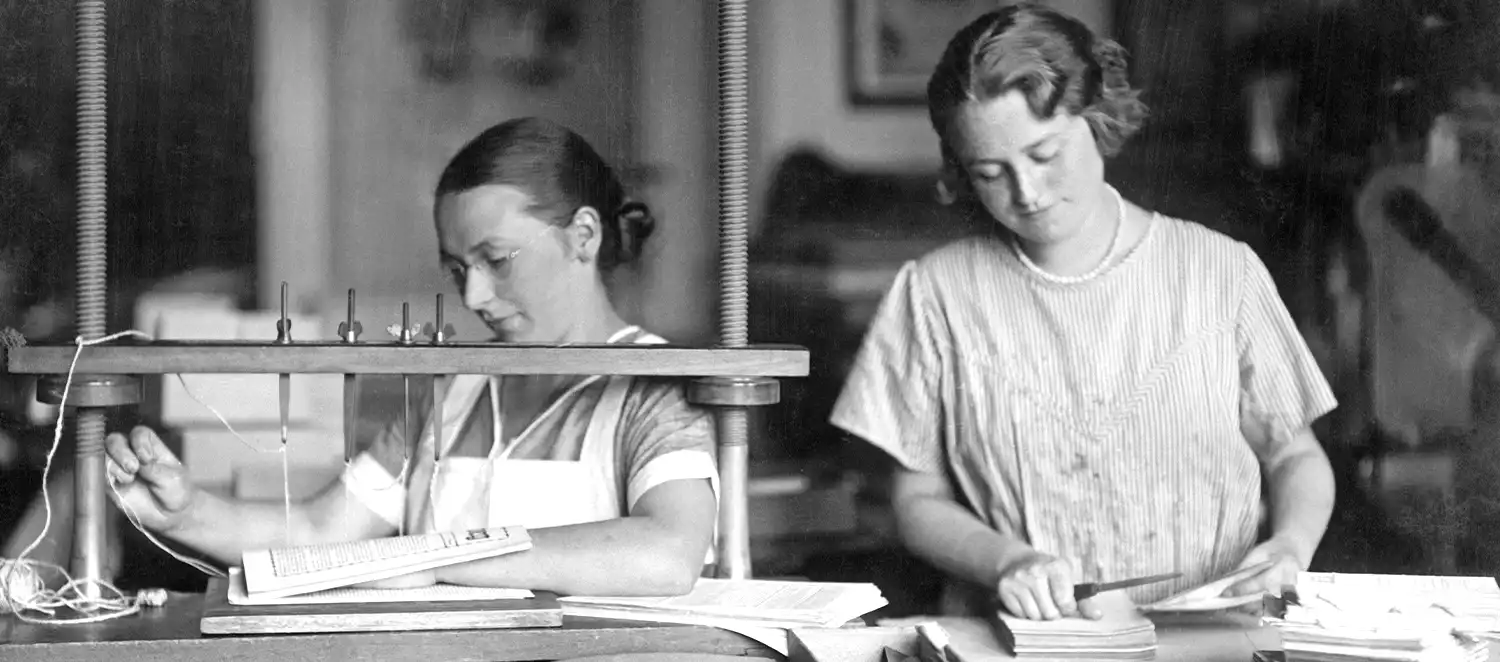 Frauen bei der Arbeit in einer Buchbinderei 