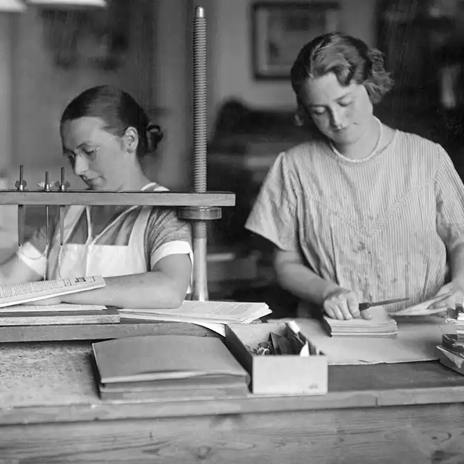 Frauen bei der Arbeit in einer Buchbinderei