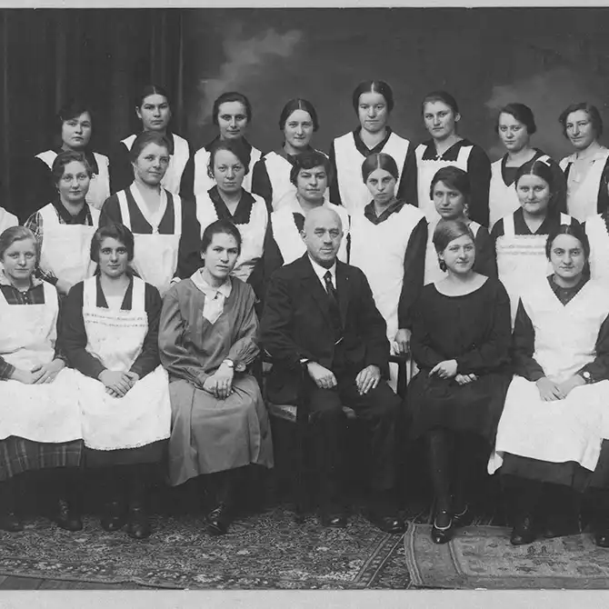 Gruppenbild mit Dienstmädchen um die Jahrhundertwende