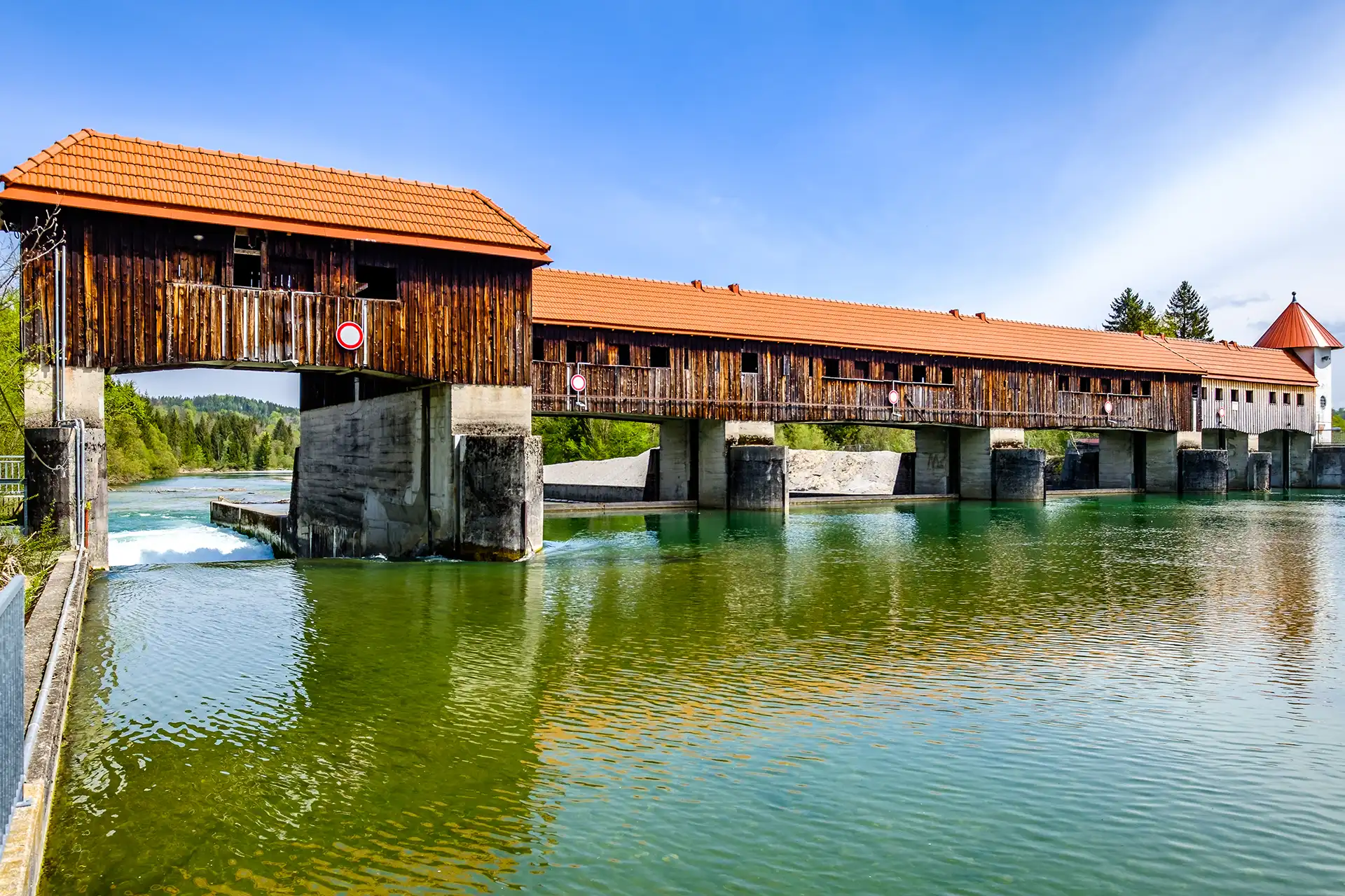 Alter Staudamm an der Isar in Icking (Bayern).