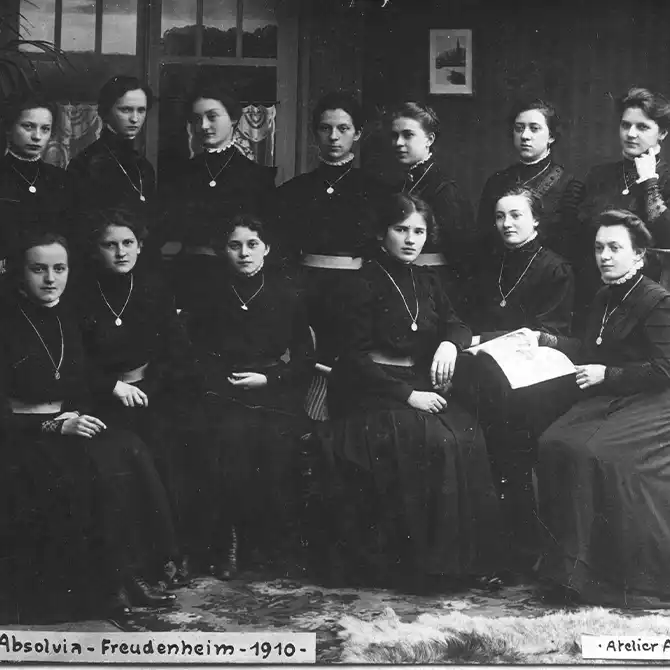 Gruppenbild mit Lehrerinnen.