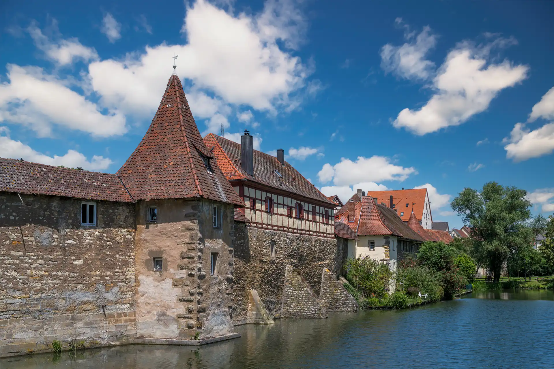 Stadtansicht von Weißenburg mit historischer Stadtmauer