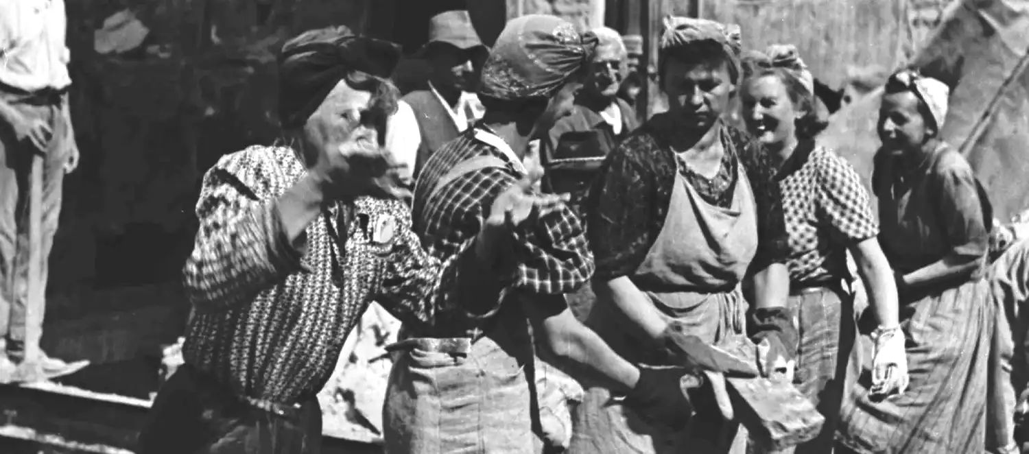 Frauen bei der Räumung von Schutt 1946