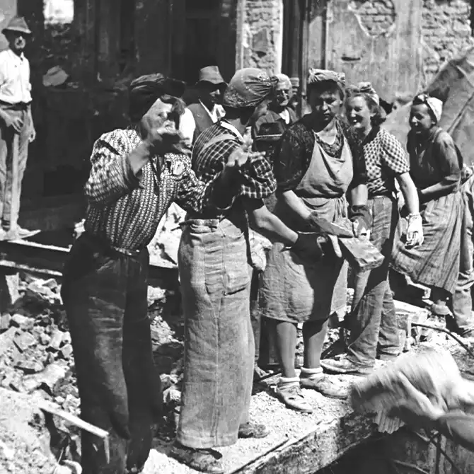 Frauen bei der Räumung von Schutt 1946